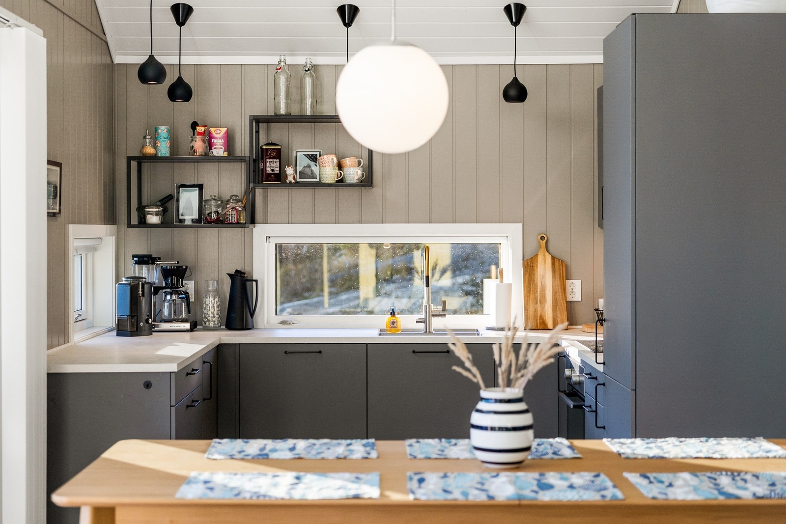 Hytta og interiøret er designet slik at det skal være både GODT OG ENKELT å være her enten dere er mange eller to. Galleribilde