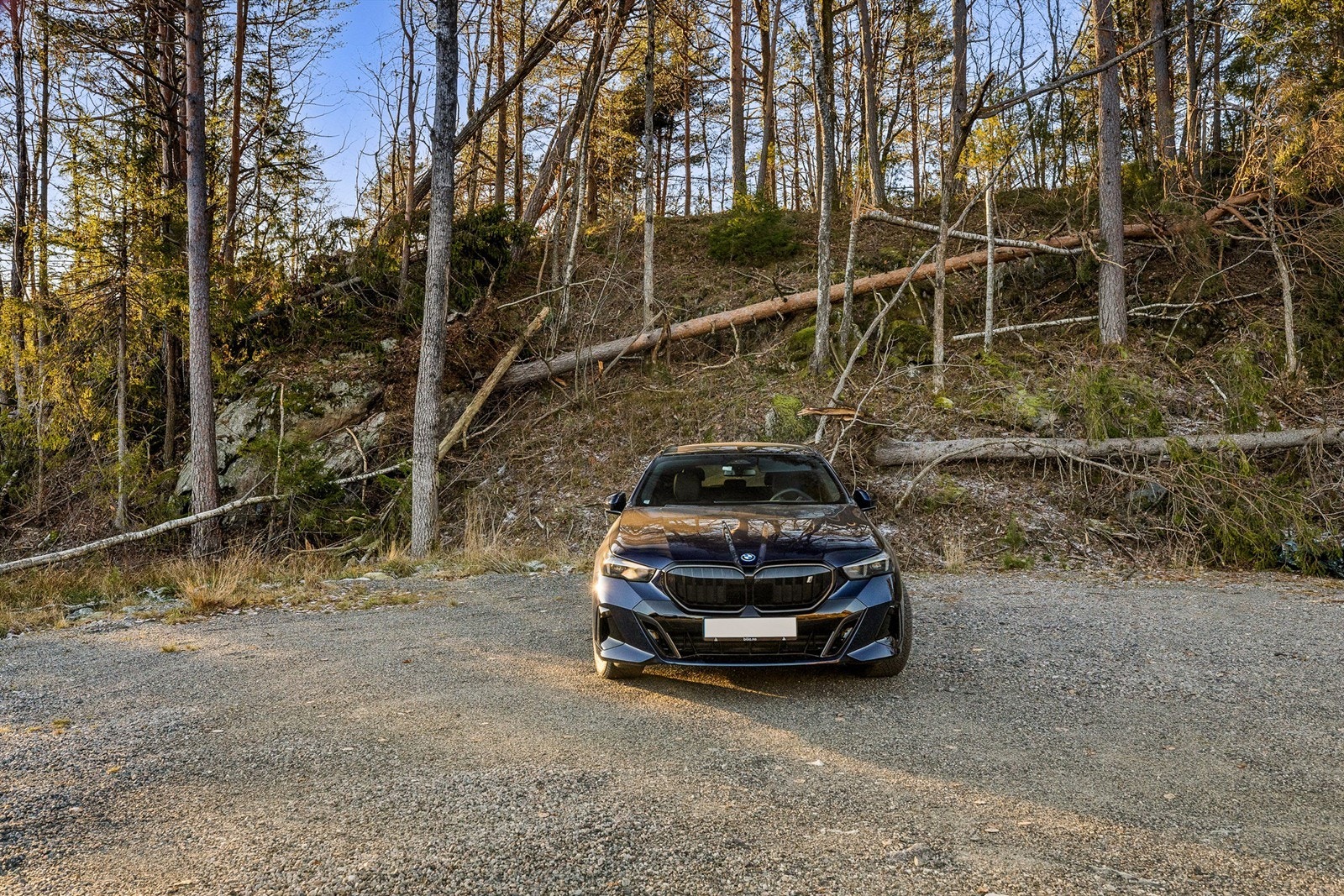 Parkering på felles parkeringsplass. Galleribilde