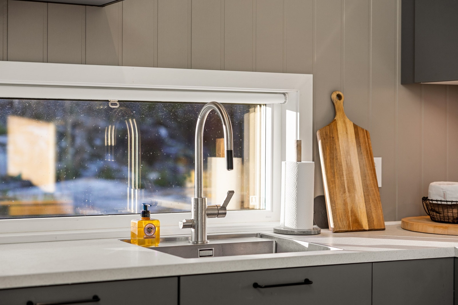 FIN UTSIKT: Fra kjøkkenvinduene ser man ut mot sjøen og vakker natur. Galleribilde