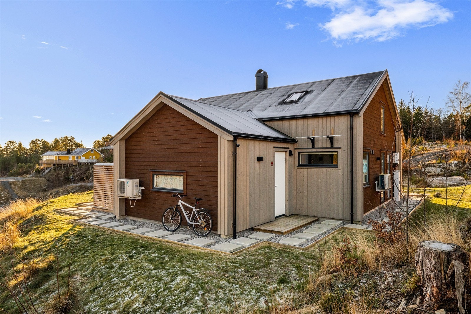 Moderne design med rene linjer og en begrenset og velvalgt farge-palett fratar ikke oppmerksomheten fra den unike beliggenheten og den flotte utsikten. Galleribilde