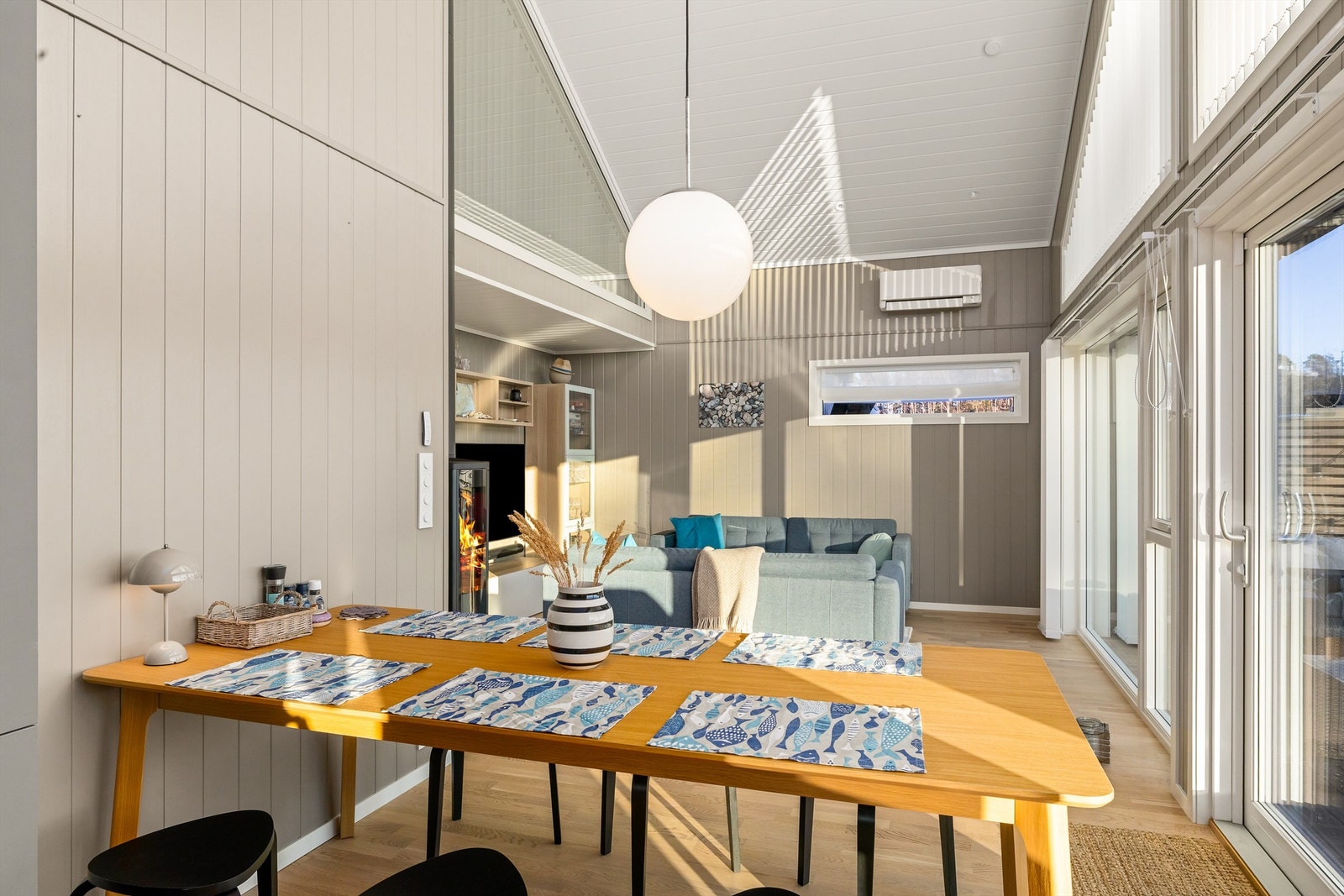 LYST: Store vinduer og skyvedører i glass gjør at lyset flommer inn i hytta. Galleribilde