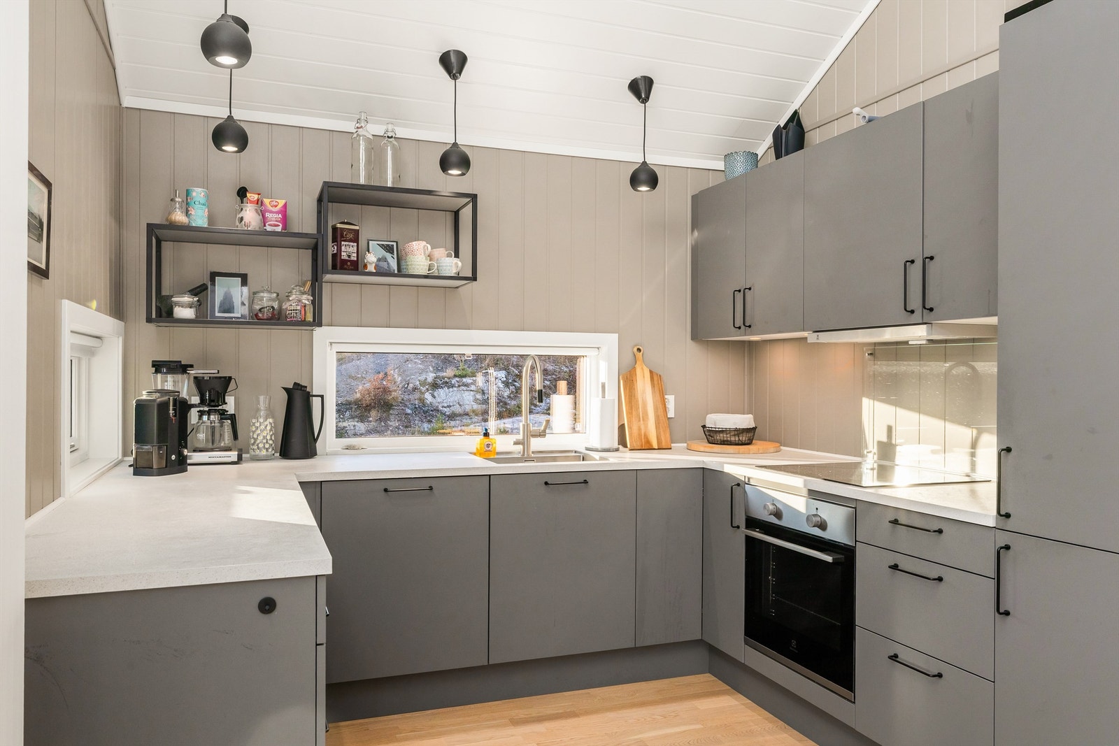 GJENNOMTENKT OG KLASSISK - Kjøkkenet er tidløst og enkelt og har en arbeidsvennlig U-form. Galleribilde