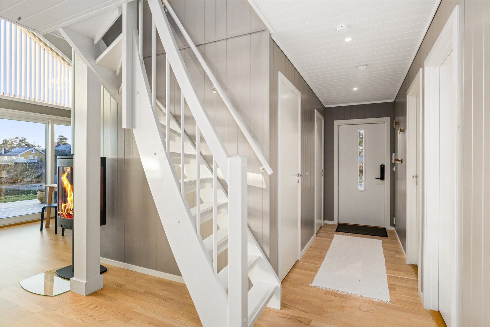 Trapp fra gangen fører opp til hemsen. Galleribilde