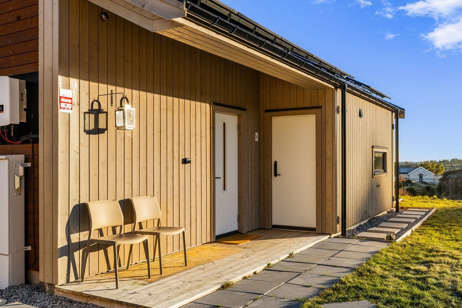 PÅ PLATTINGEN: Inngangspartiet er overbygget og har også adkomst til utvendig bod med vaskemaskin og ekstra kjøleskap. Galleribilde