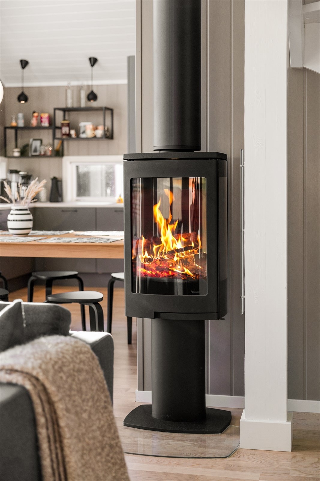 Peisovn med glass på tre sider slik at flammene kan sees fra flere hold. Galleribilde