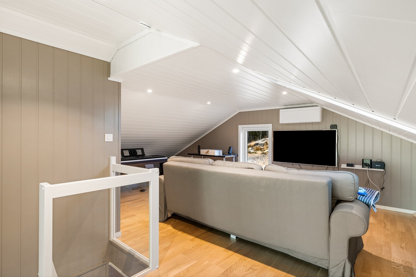 TV-STUE/GJESTEROM: På mesaninen er det innredet med sofa, TV og soveplass. Galleribilde