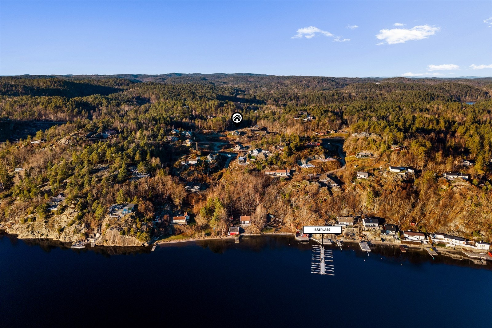 Gangavstand til sjøen med badestrand og båtplass i felles bryggeanlegg. Galleribilde