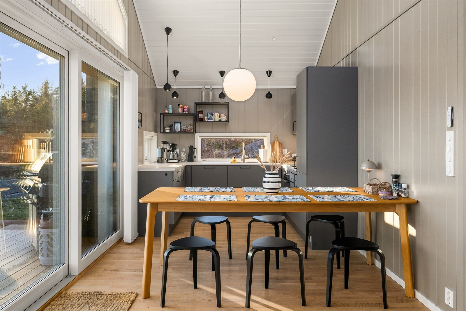 Med åpen løsning mellom stue og kjøkken blir rommet luftig og åpent. Galleribilde