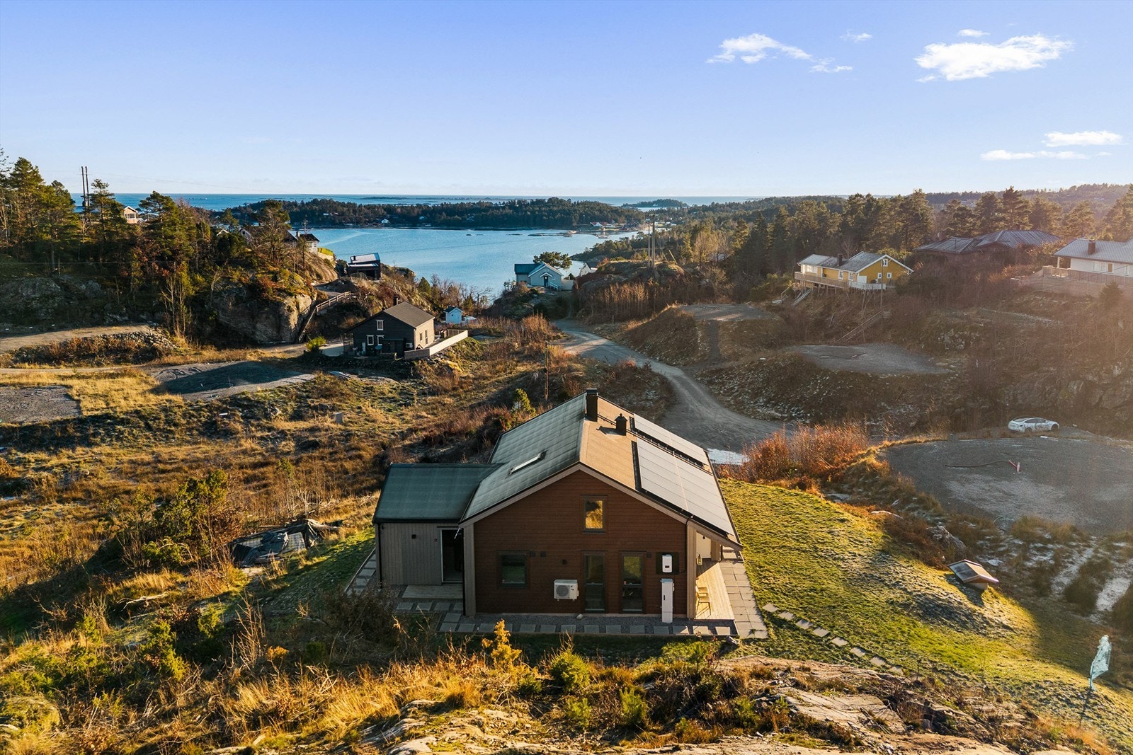 Hytta har et veltrimmet og moderne formspråk, stram i kroppen, med gode funksjoner og en behagelig åpenhet. Galleribilde