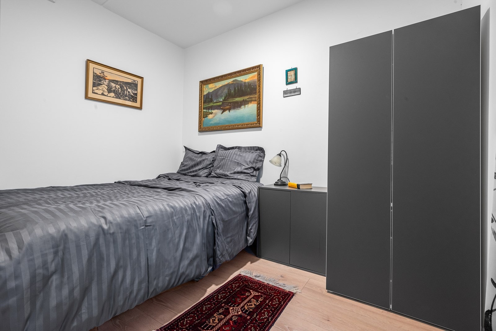 Soverommet er på romslige 7 kvm, og har god plass til bl.a. seng, nattbord og garderobeskap. Galleribilde
