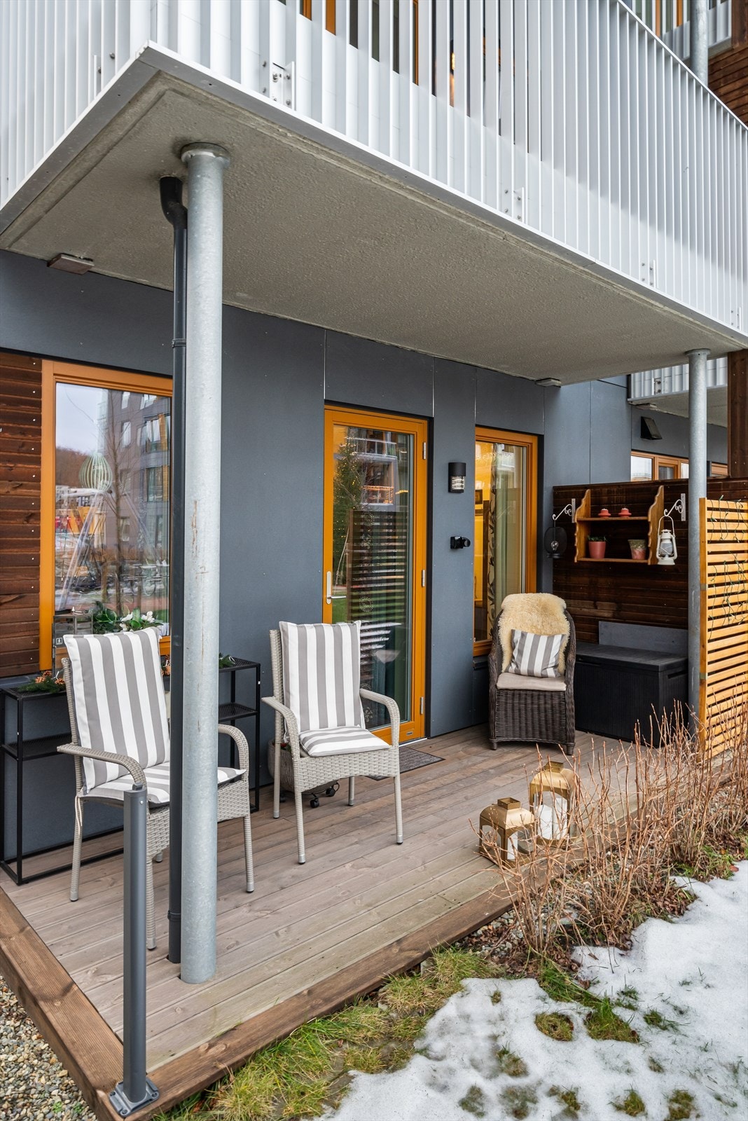 Balkongen gir god plass til møblement hvor godværsdager kan nytes til det fulle! Galleribilde