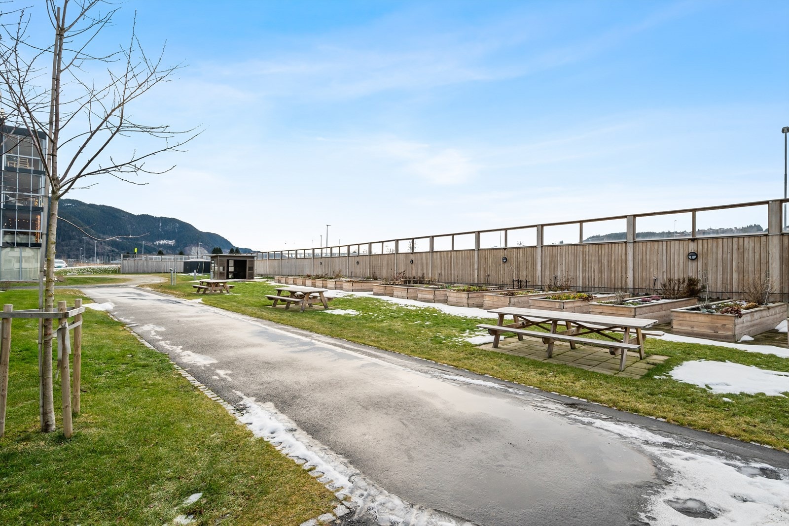 Sameiet har et pent opparbeidet fellesområde med store plenarealer og fin beplantning. Galleribilde