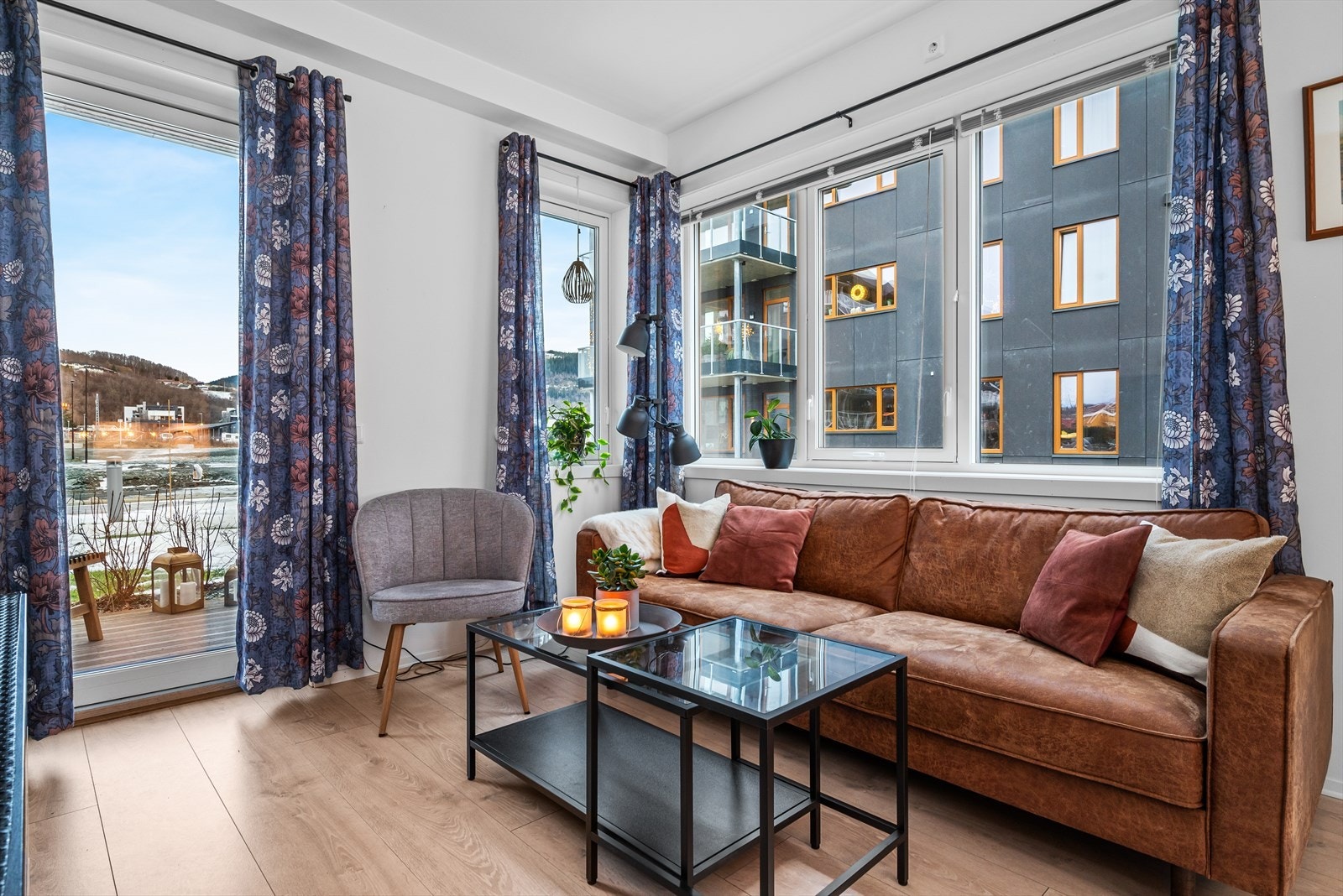 Fra stuen er det direkte utgang til en takoverbygd, terrasse på 8 kvm. Galleribilde