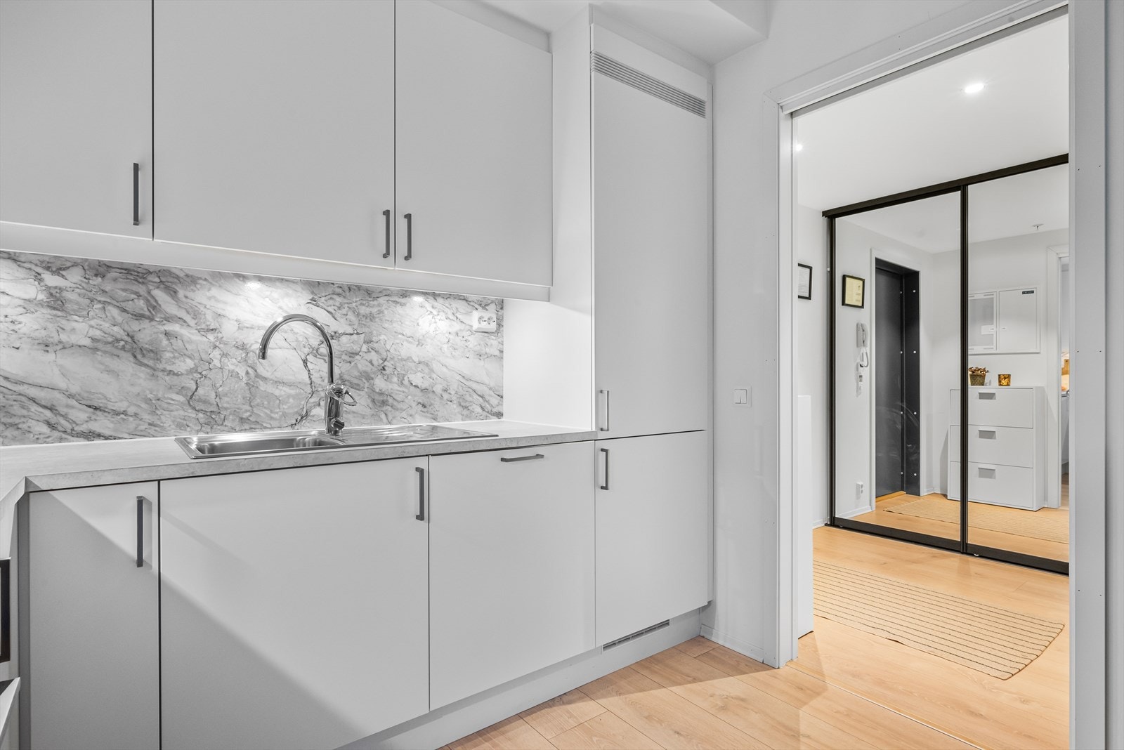 Av hvitevarer er det integrert stekeovn, platetopp, oppvaskmaskin og kjøleskap med frysedel. Galleribilde