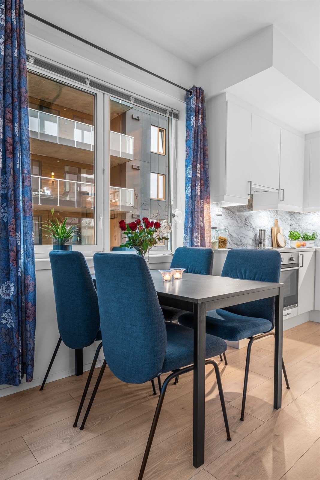 Spiseplassen ved kjøkkenet innbyr til gode samtaler og hyggelige måltider i en behagelig atmosfære. Galleribilde