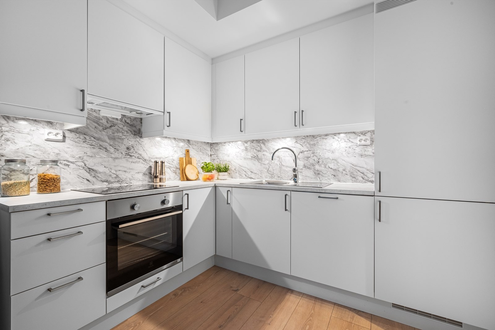 Kjøkkeninnredningen er fra kvalitetsleverandøren; HTH, og har godt med oppbevaringsplass i skuffer og skap. Galleribilde