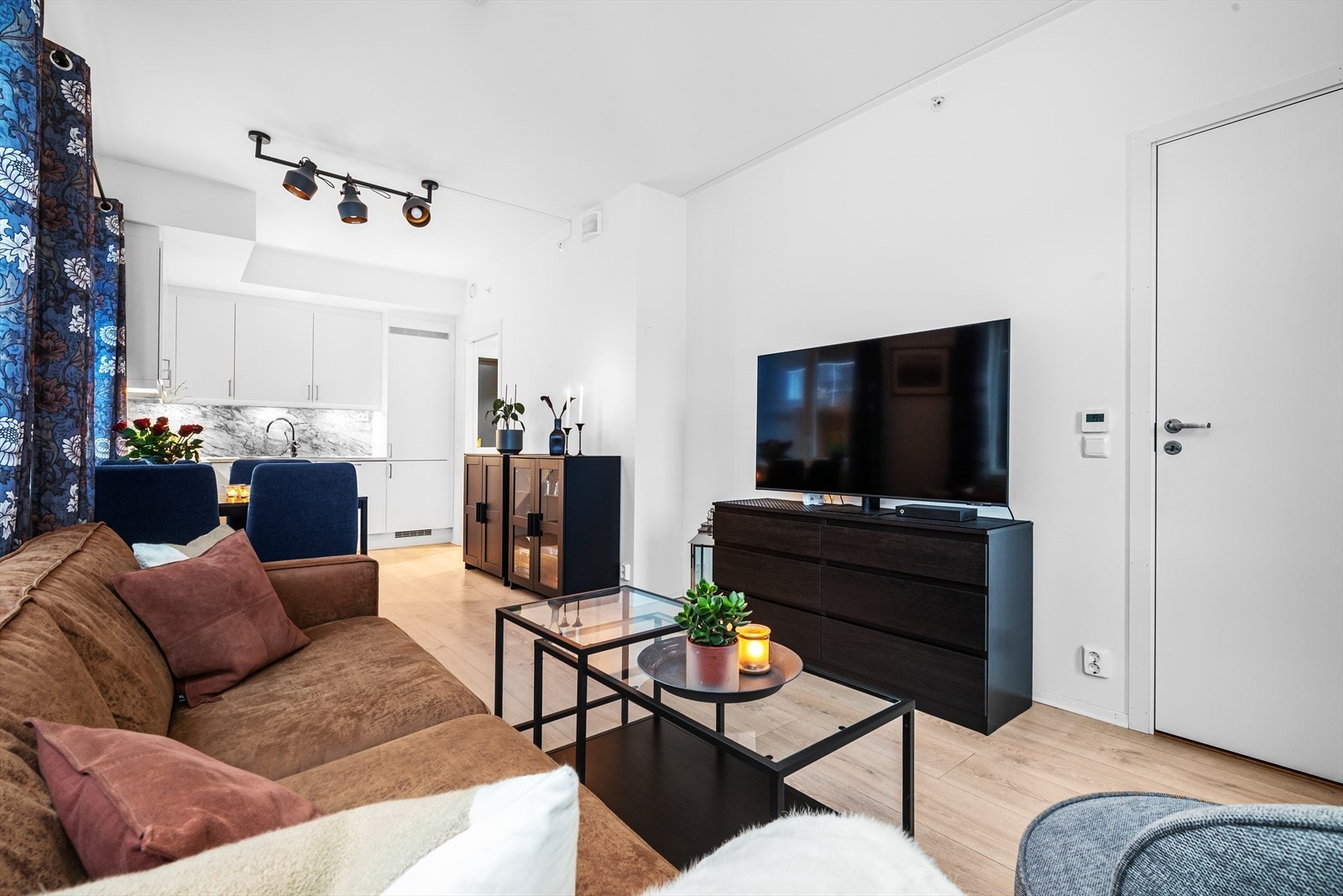 Stue og kjøkken er samlet i en åpen løsning, med et romslig bruksareal på 32 kvm. Galleribilde