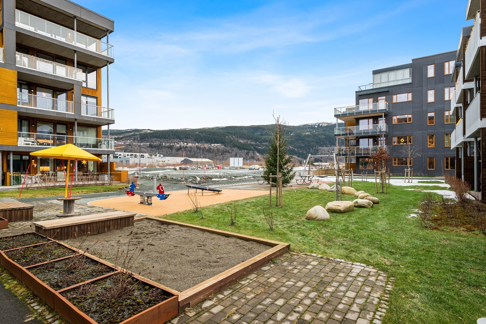 Utenfor terrassen har sameiet opparbeidet en flott, innbydende lekeplass for lek og moro til de minste. Galleribilde