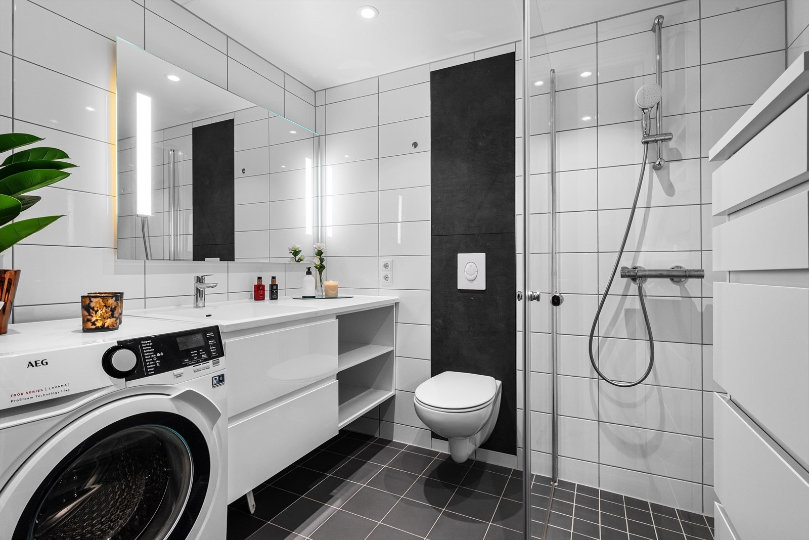 Leiligheten byr på et lekkert bad med moderne fliser på gulv og vegger, samt en tidløs innredning. Galleribilde