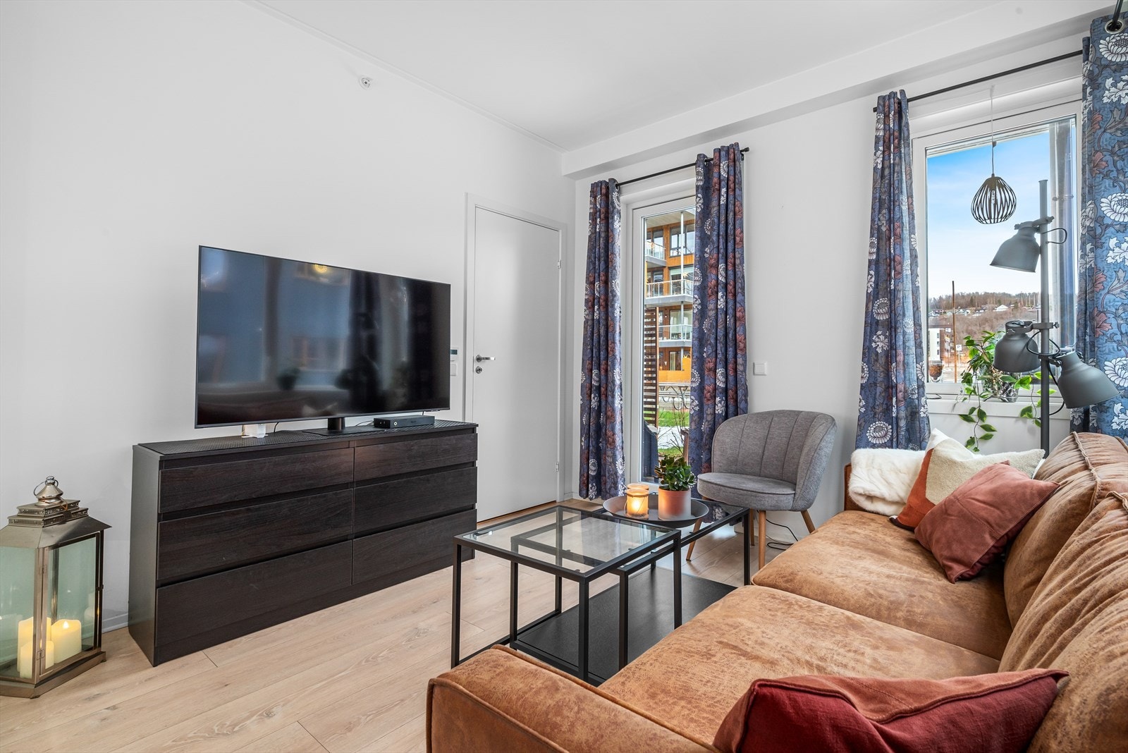 Flere vindusflater gir godt med naturlig lysinnslipp i leilighetens oppholdsrom. Galleribilde