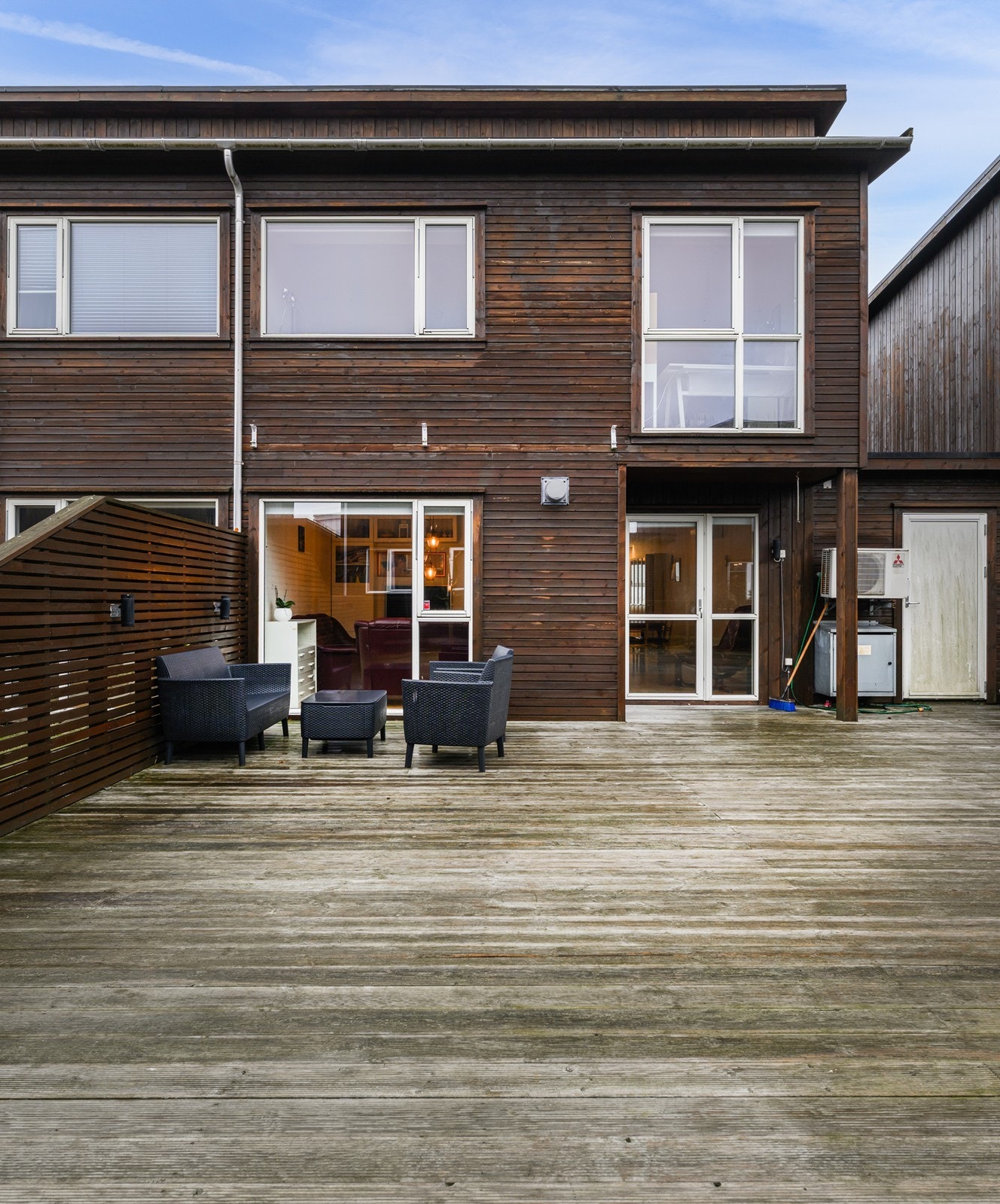 Sørvendt og romslig terrasse med gode solforhold Galleribilde