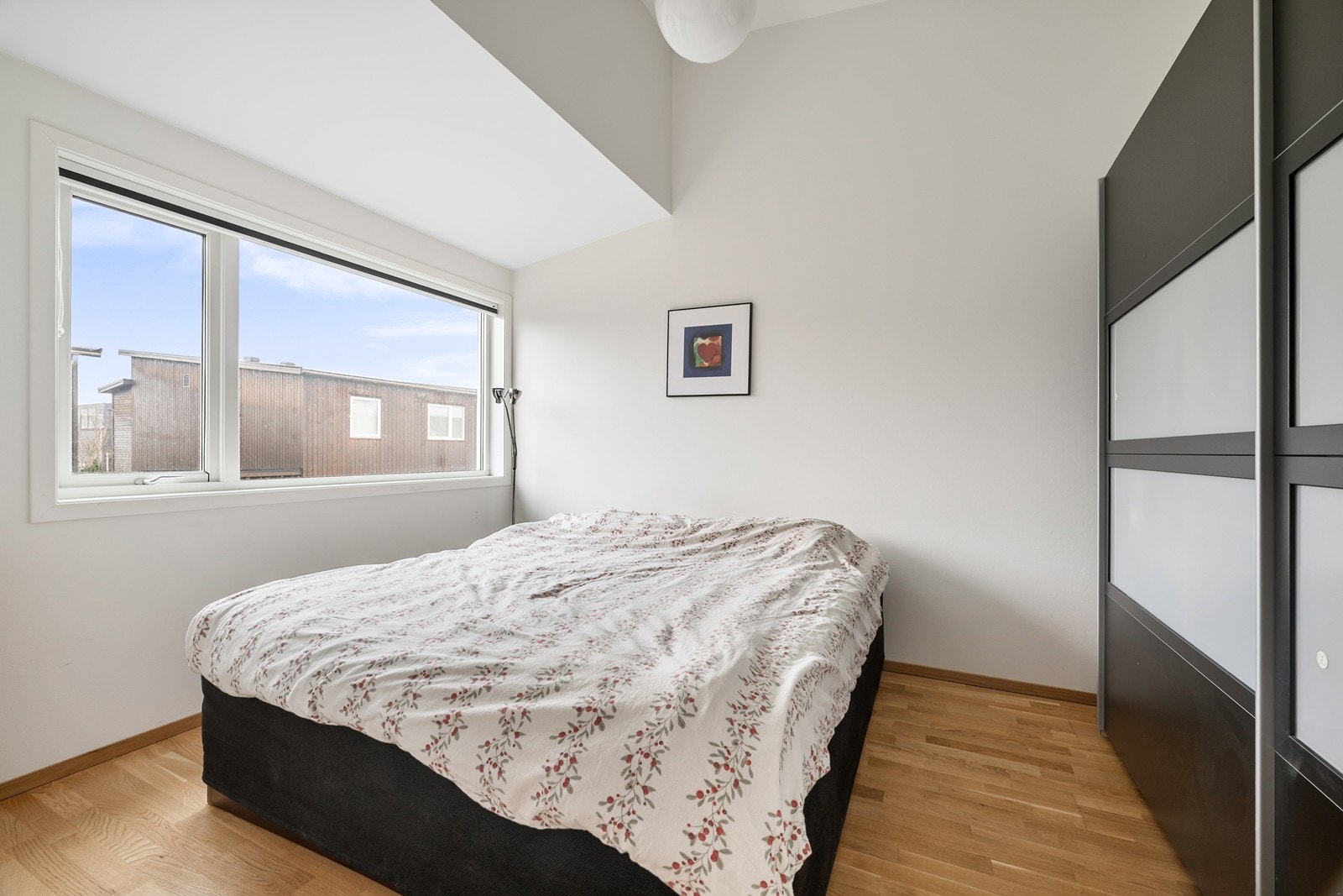 Hovedsoverom med skyvedørsgarderobe Galleribilde