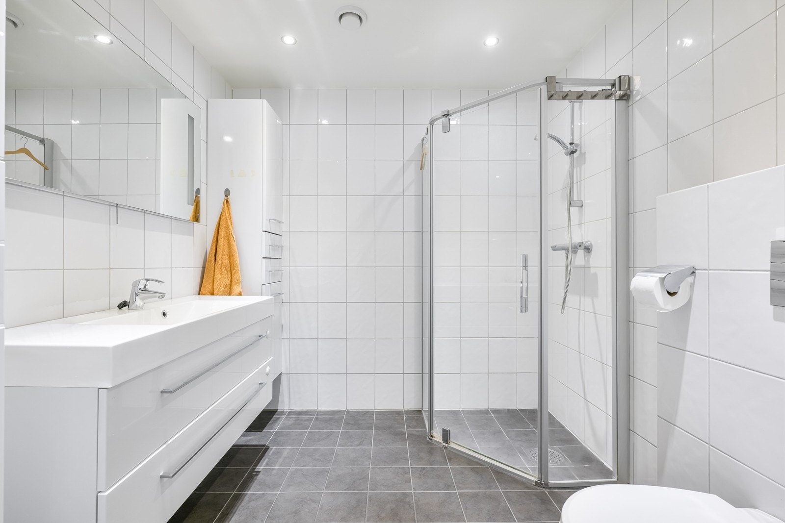 Pent helfliset bad med varmekabler i gulv og spotter i tak Galleribilde