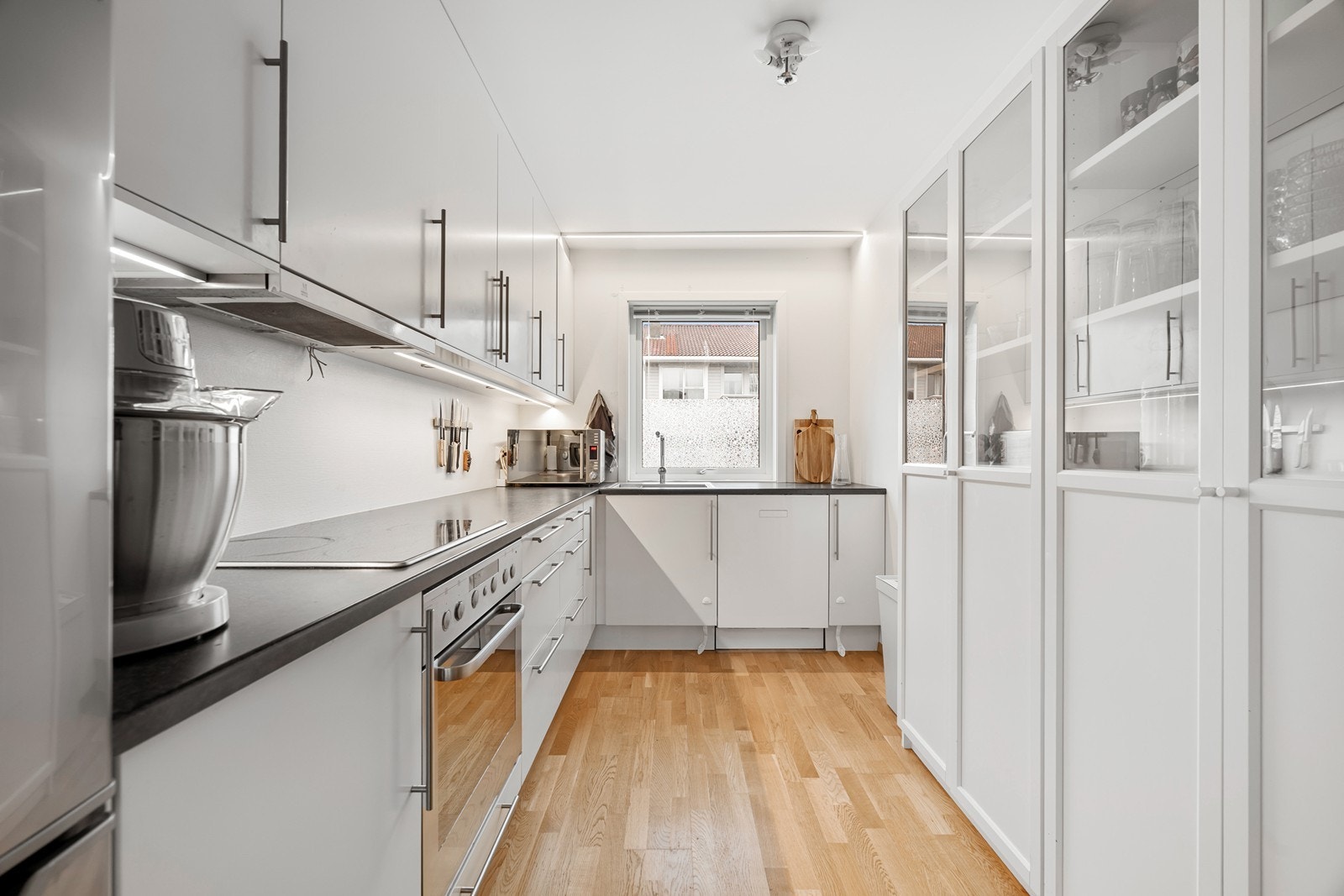 Kjøkkenet har en praktisk utforming med god skap- og benkeplass og ligger i naturlig tilknytning til oppholdsrommet Galleribilde