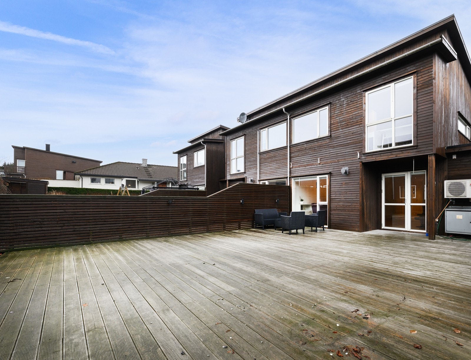 Sørvendt og romslig terrasse med gode solforhold Galleribilde