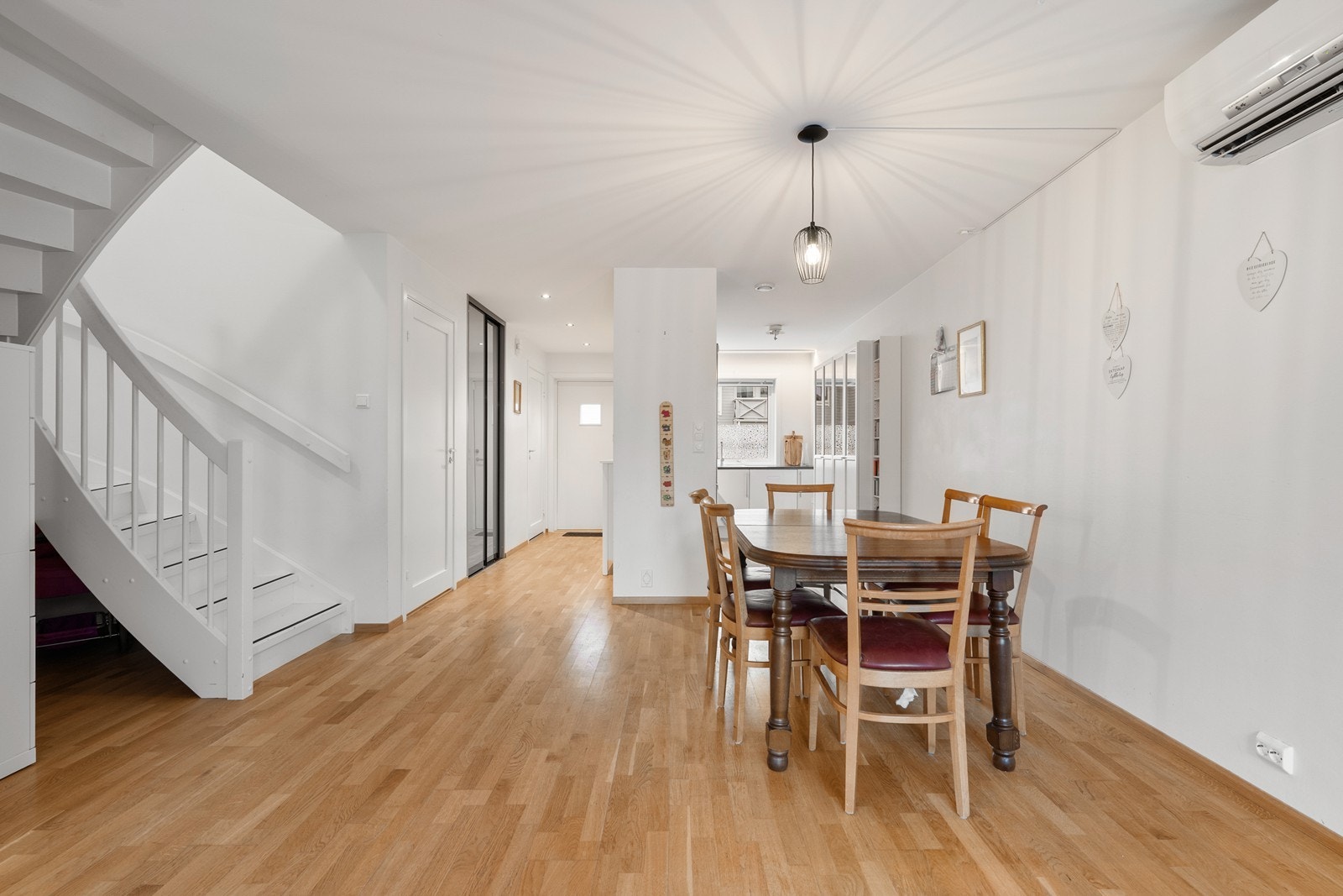 Oppholdsrommene fremstår lyse og trivelige med en god og funksjonell planløsning Galleribilde