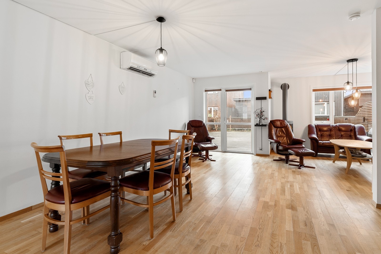 Gasspeis og varmepumpe i stuen. Varmekabler i gulv i stue 1. etg Galleribilde