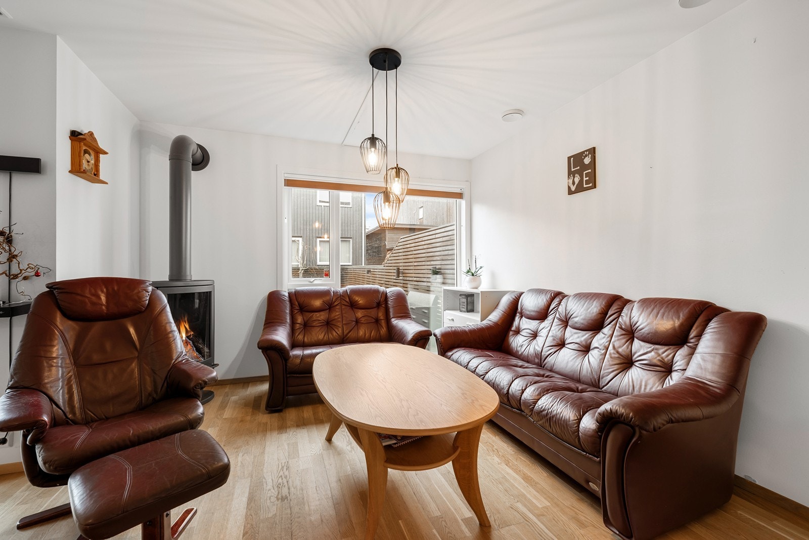 Stuen har god plass til både sofagruppe og spisebord Galleribilde