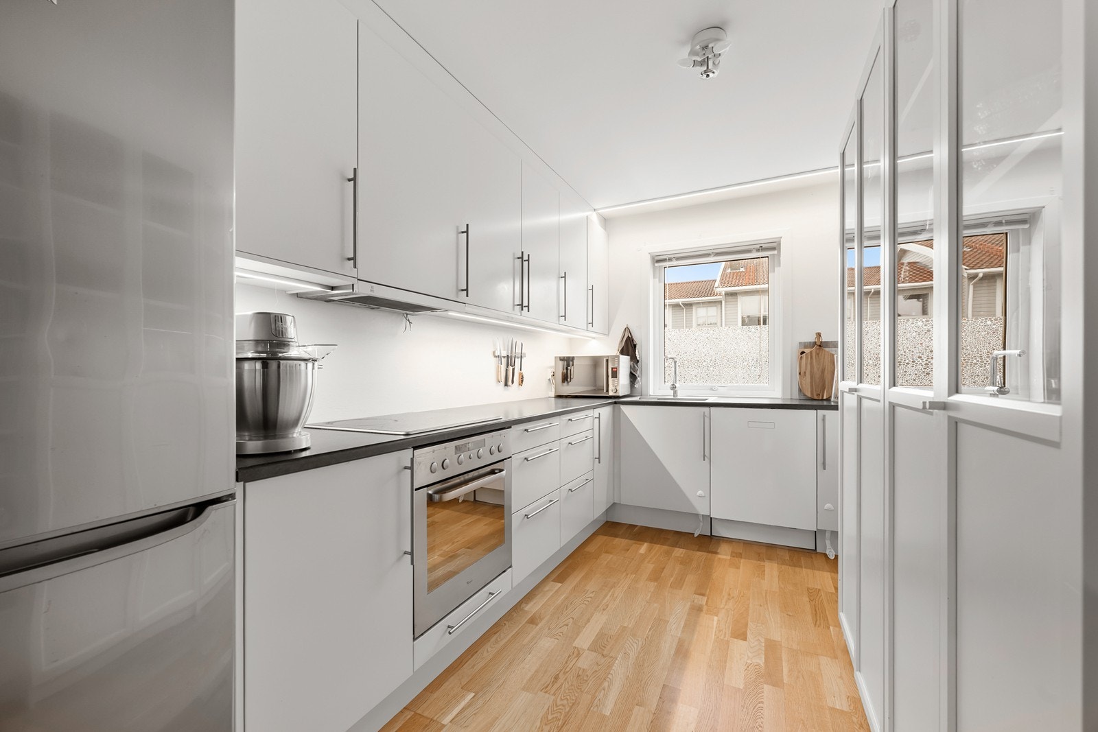 Kjøkkenet har en praktisk utforming med god skap- og benkeplass og ligger i naturlig tilknytning til oppholdsrommet Galleribilde