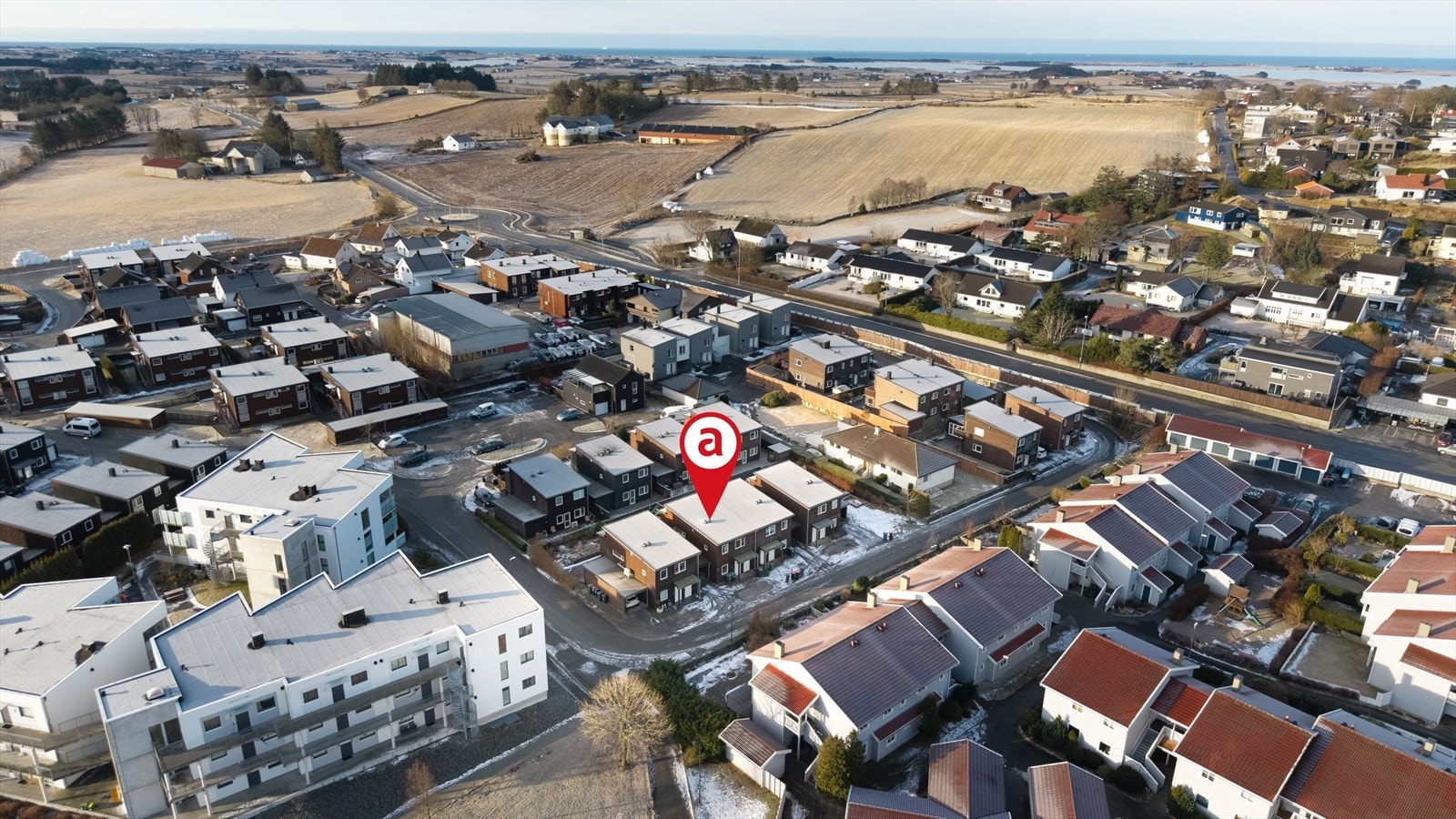 Kornvegen 122 ligger i et populært og attraktivt boligområde på Klepp. Her bor du sentralt, men samtidig rolig og tilbaketrukket i trivelige omgivelser med gangavstand til butikker, lekeplasser og turområder. Galleribilde