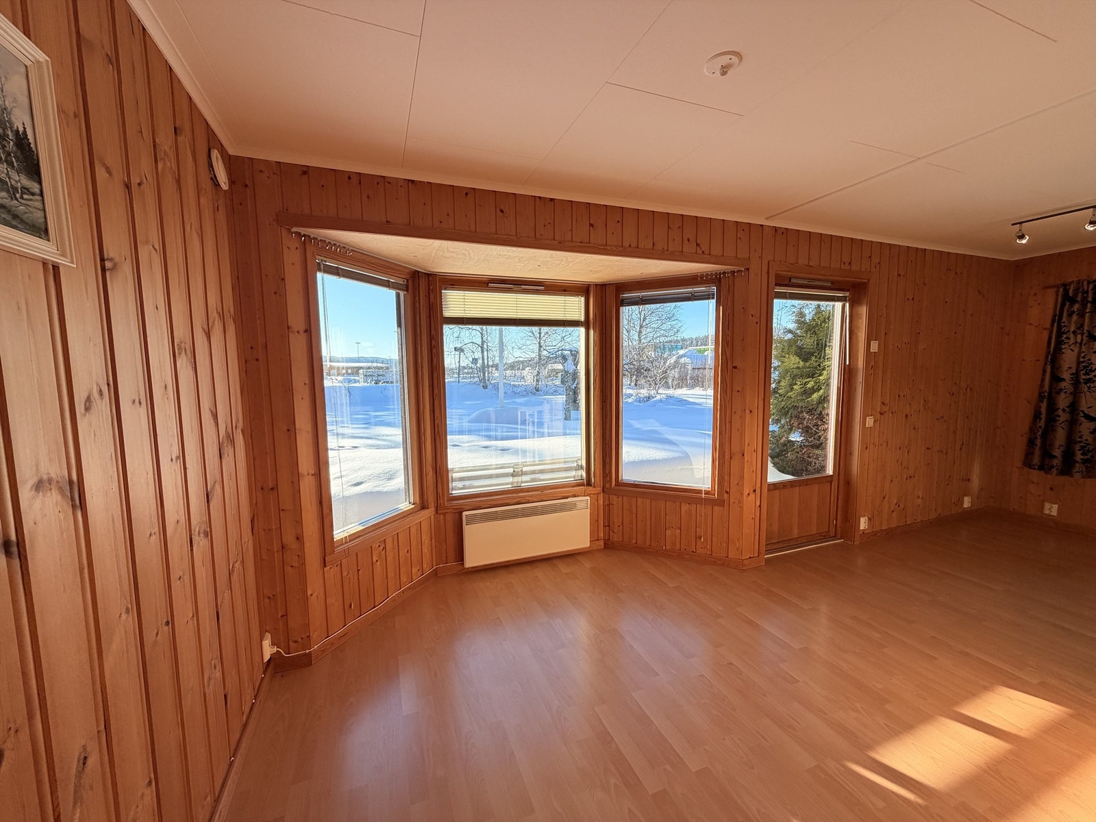 Stuen har store vindusflater som gir rikelige med naturlig lys. Galleribilde