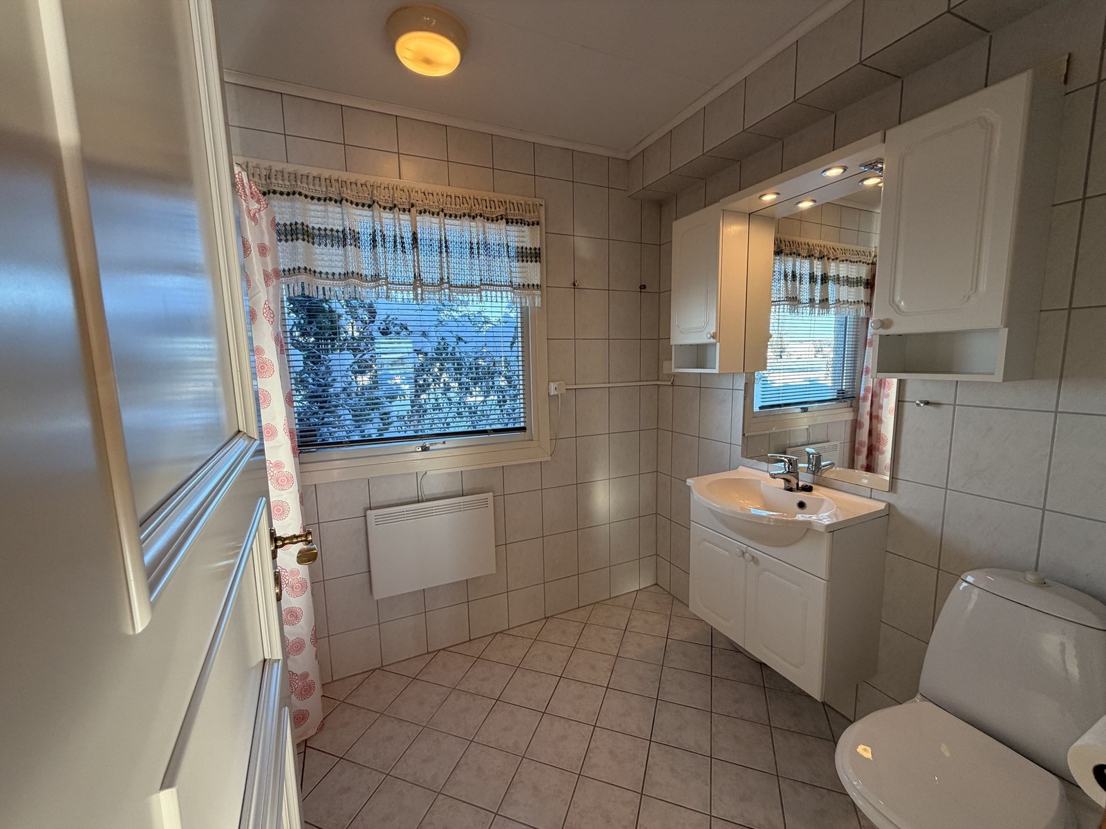 På badet er det opplegg for vaskemaskin. Galleribilde
