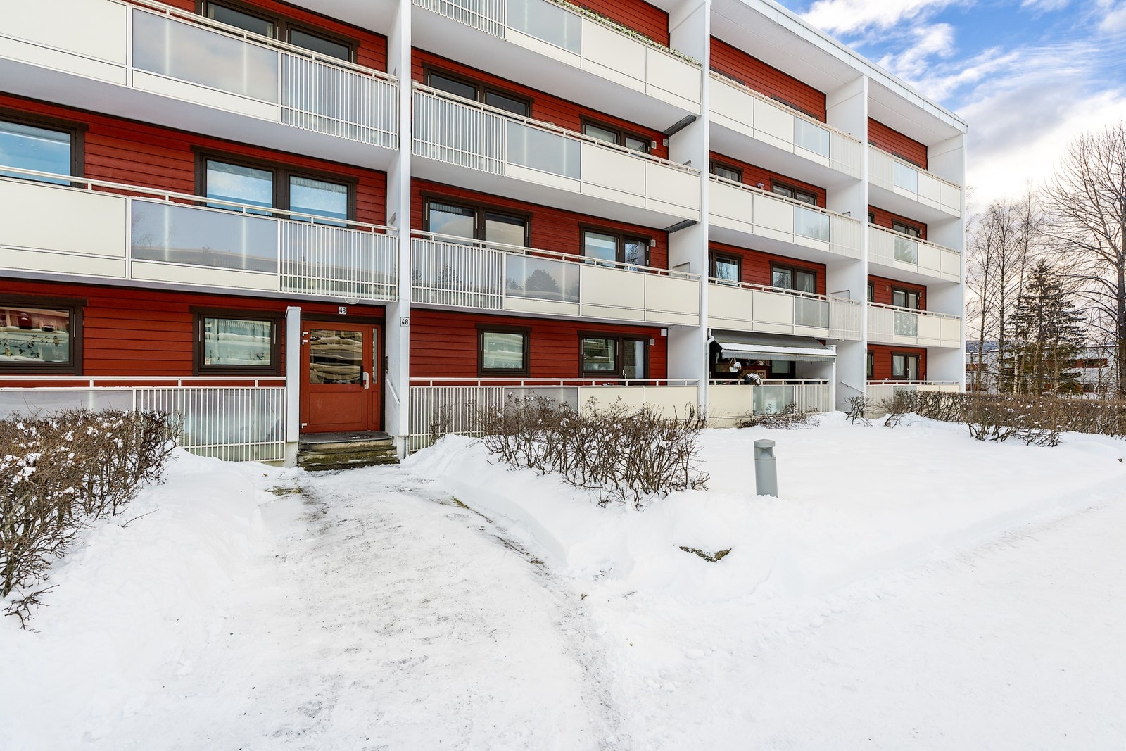 Det hyggelige borettslaget har stor felles tomt med asfalterte internveier og store frodige plenarealer Galleribilde