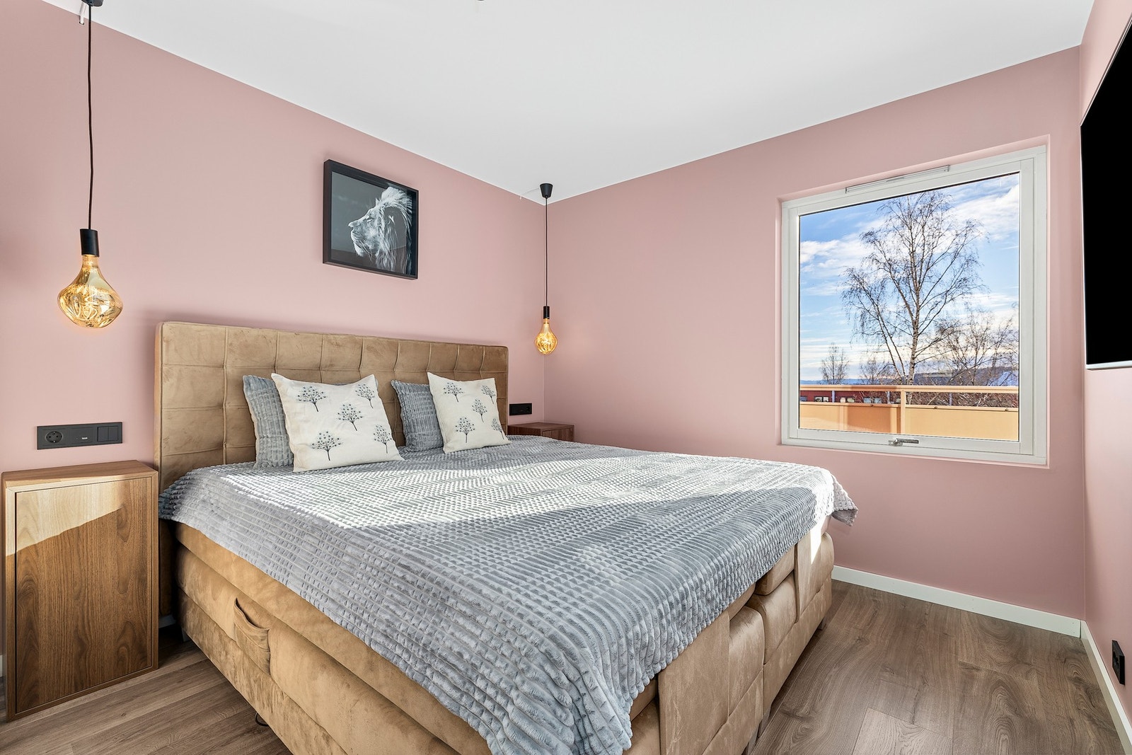 Hovedsoverom har vindu vendende mot egen balkong på stuesiden Galleribilde