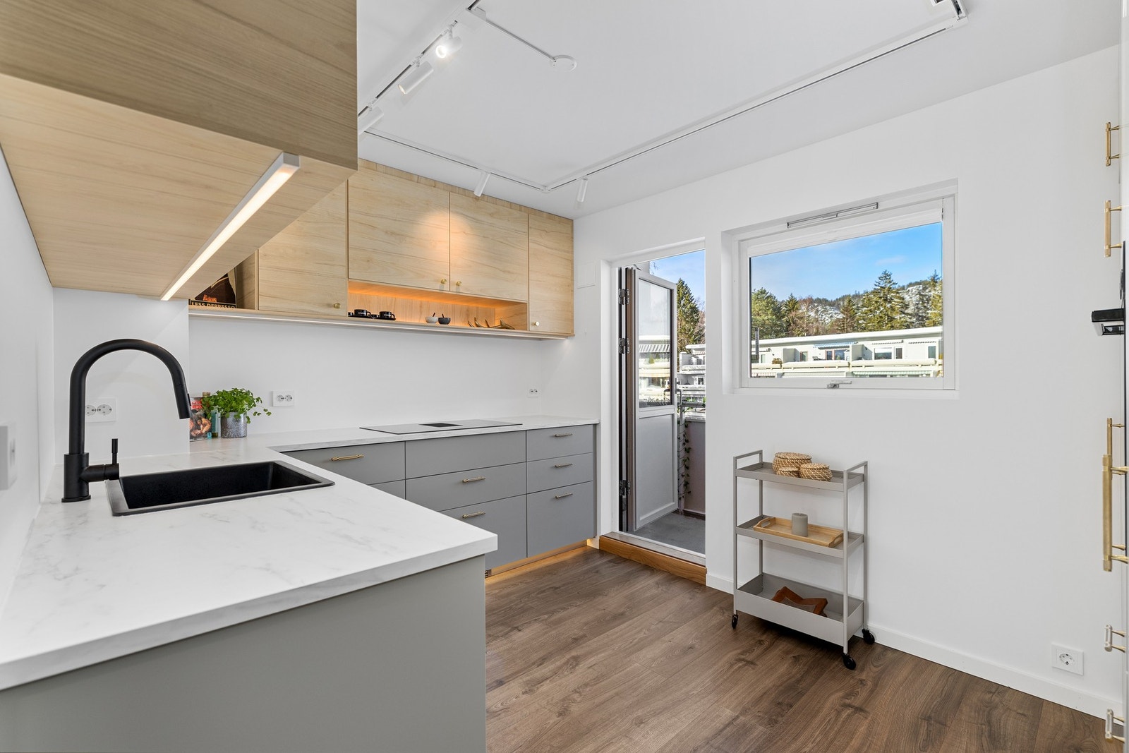 Kjøkkenet har god lagringskapasitet og god intern fordeling av arbeidssoner Galleribilde