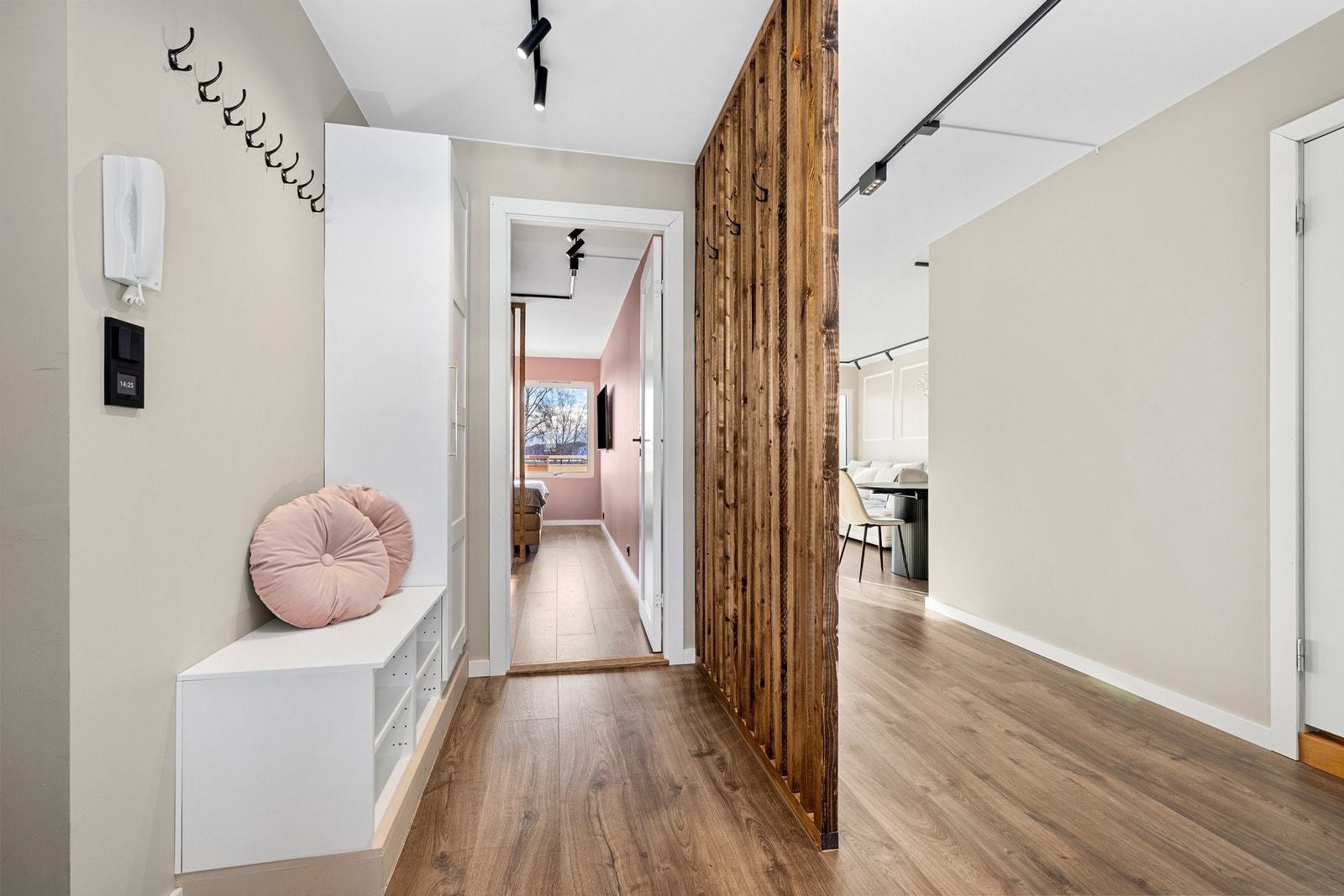 Entréen er utstyrt med oppbevaring, og det er lagt varmefolie under gulv i gang, stue, kjøkken og begge soverom i 2024 Galleribilde