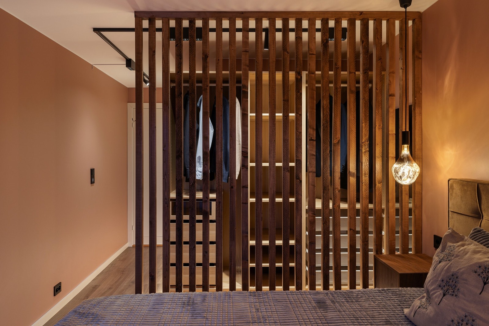 Løsningen gir fin karakter til soverommet Galleribilde