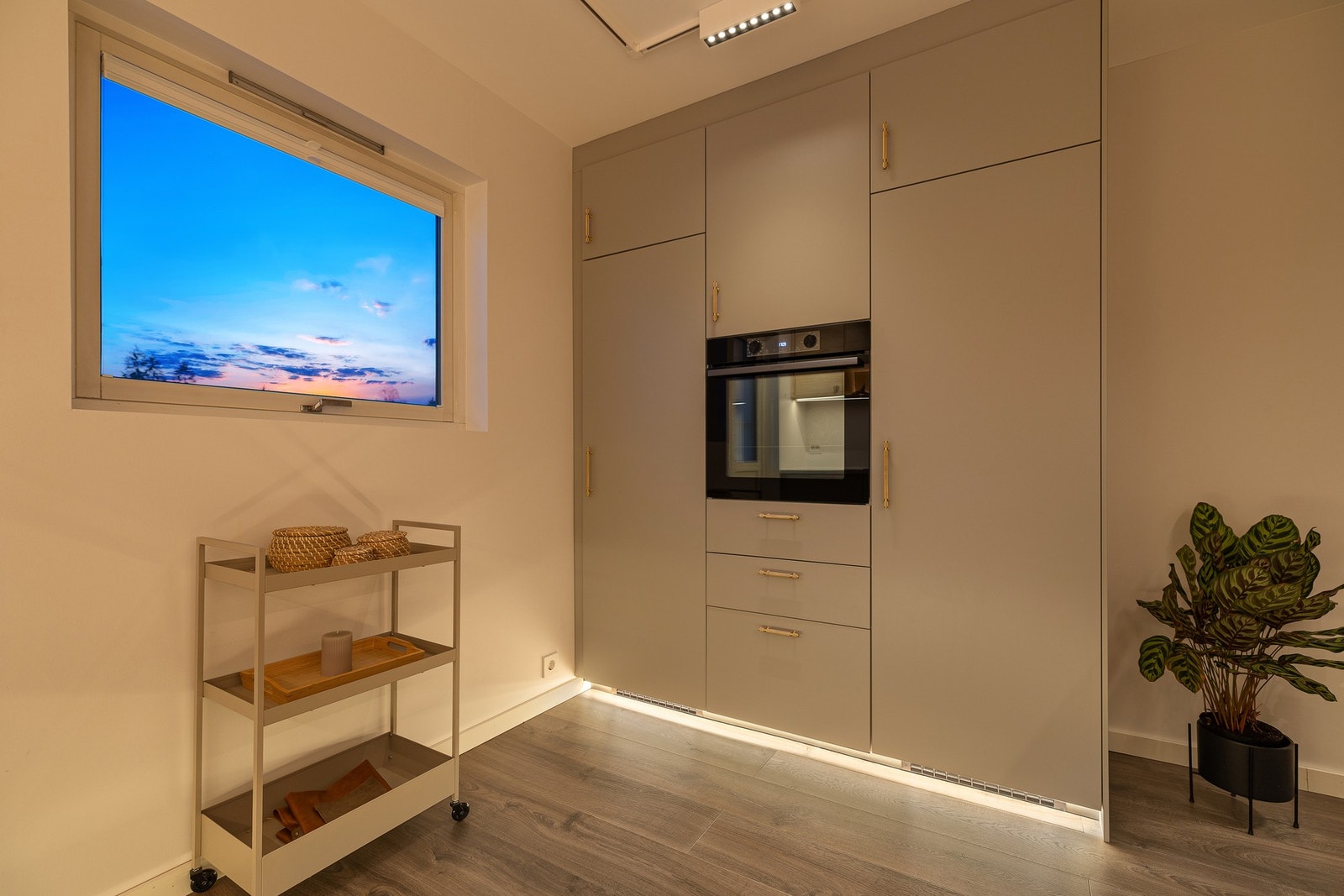 Her er integrerte hvitevarer som stekeovn, oppvaskmaskin, kjøleskap og fryser Galleribilde