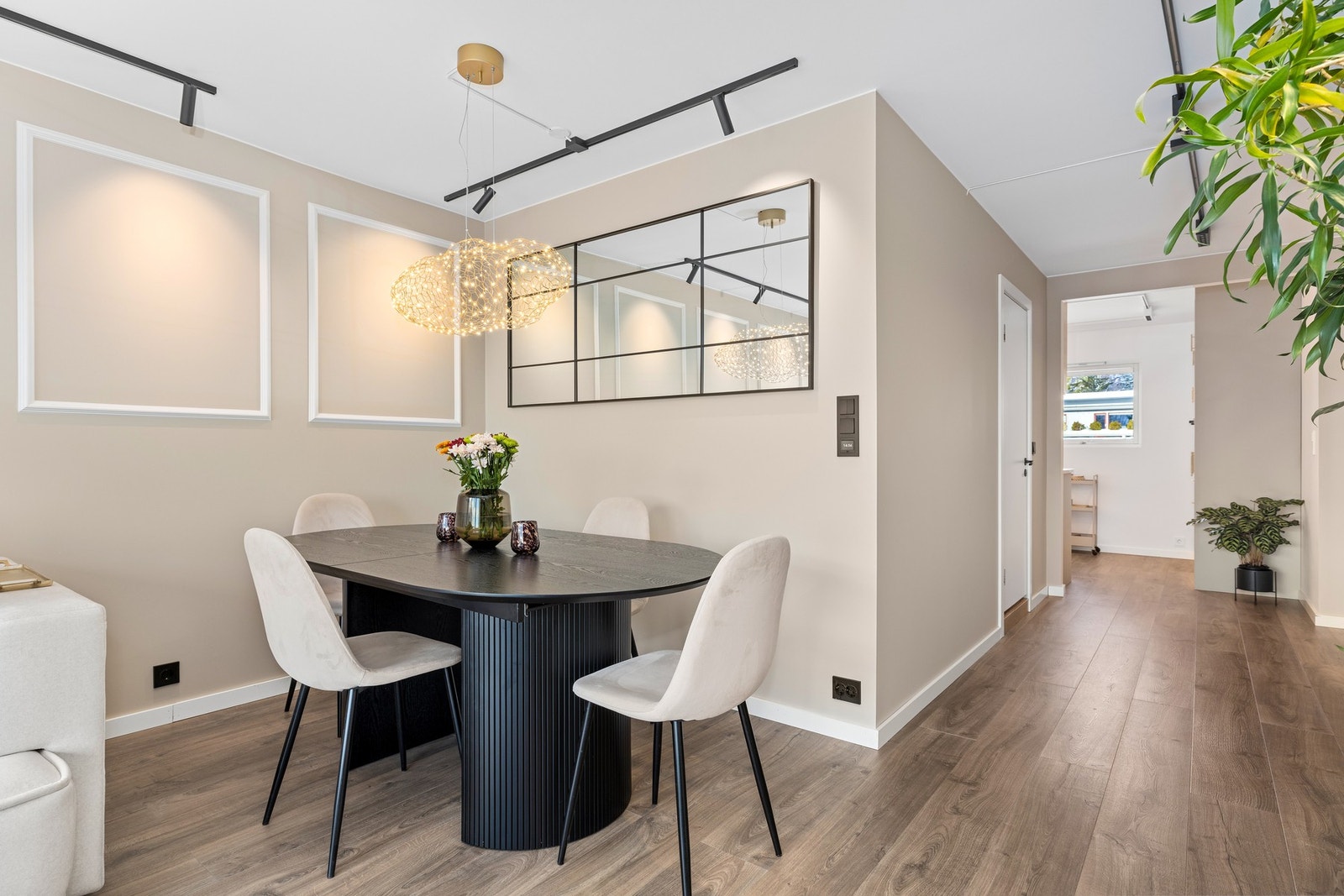 Leiligheten fremstår delikat og dagsaktuell med nylig oppgraderte overflater Galleribilde