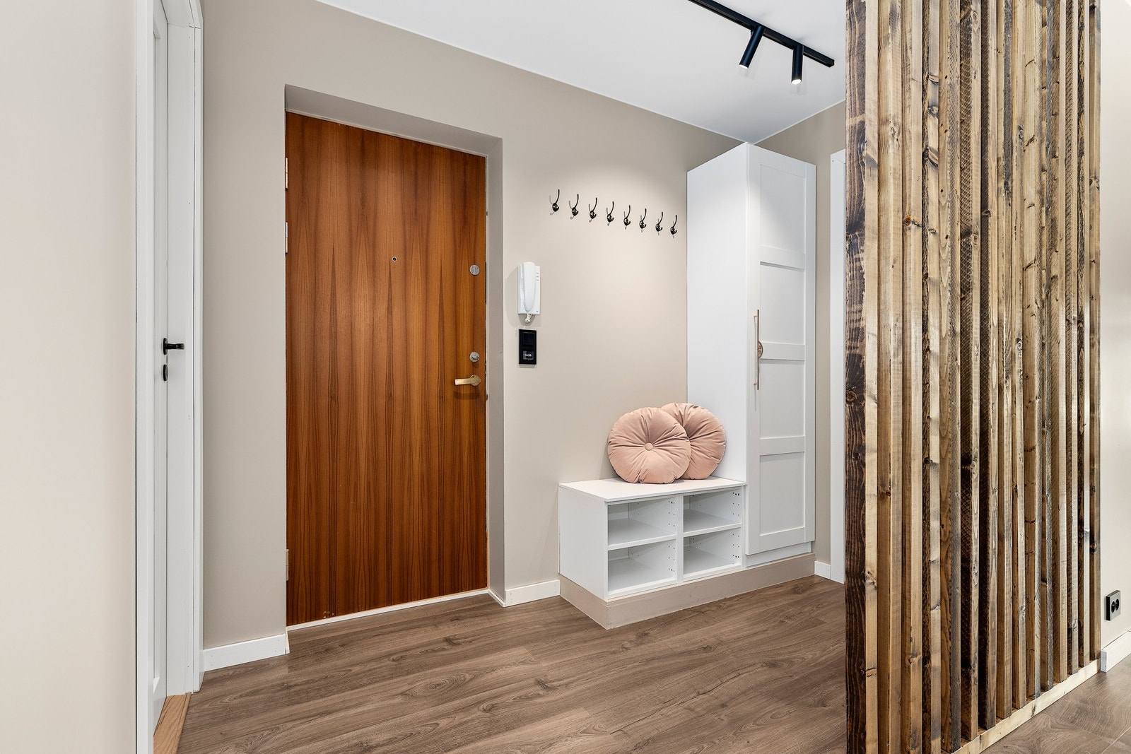 Entréen har porttelefon og en lyd- og brannsikret dør med kikkhull og sikkerhertslås Galleribilde