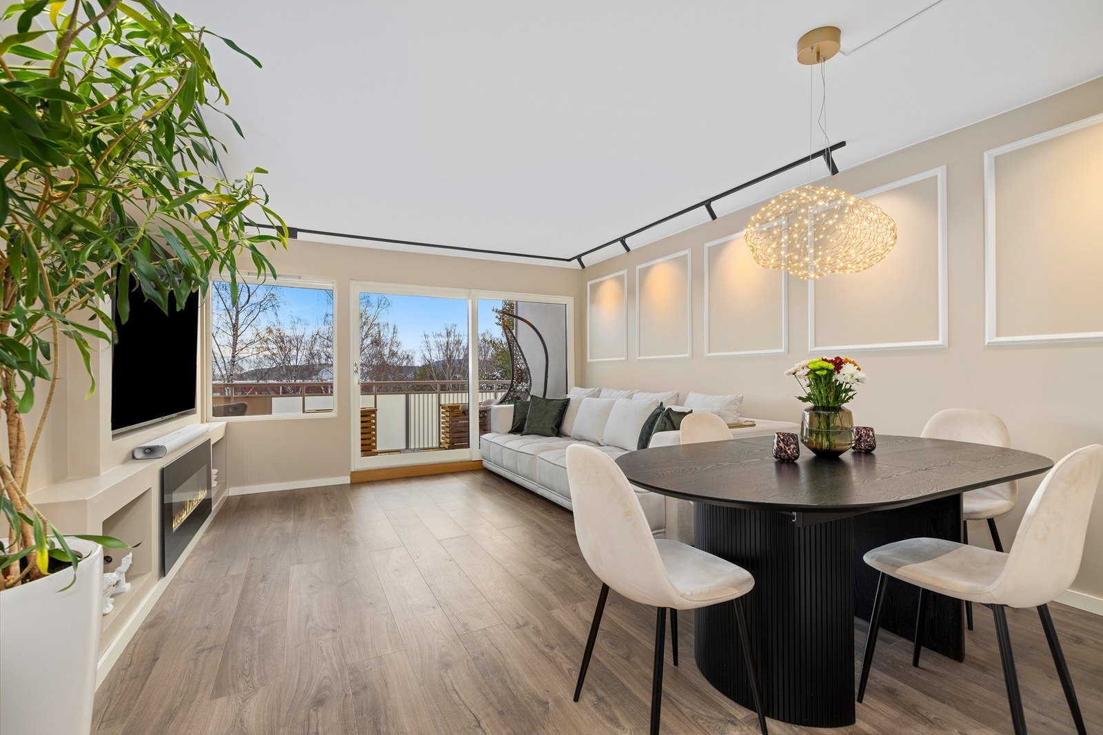 Stue/spisestue har utgang til balkong med fjordutsikt Galleribilde