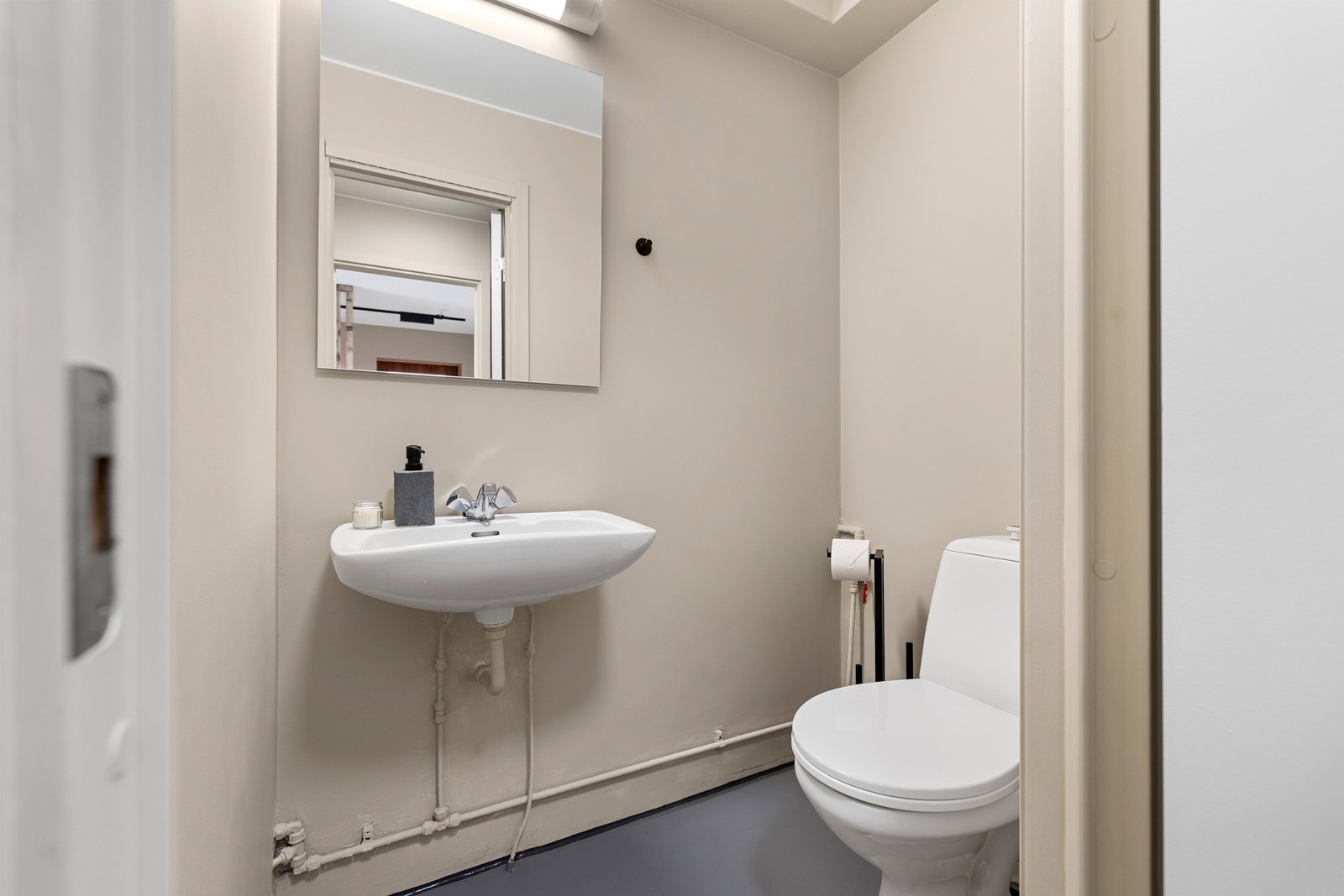 Separat toalettrom med servant og gulvstående toalett Galleribilde