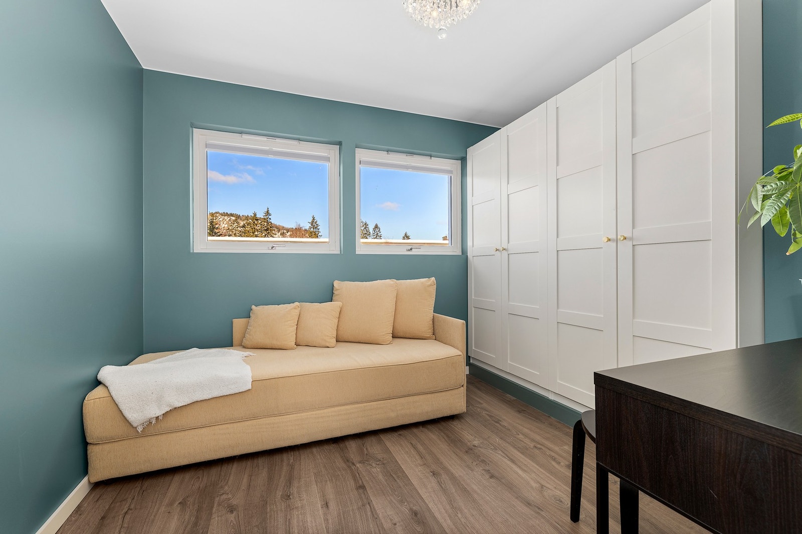 Soverom 2 har god garderobe og vinduer vendende ut mot egen balkong på kjøkkensiden Galleribilde