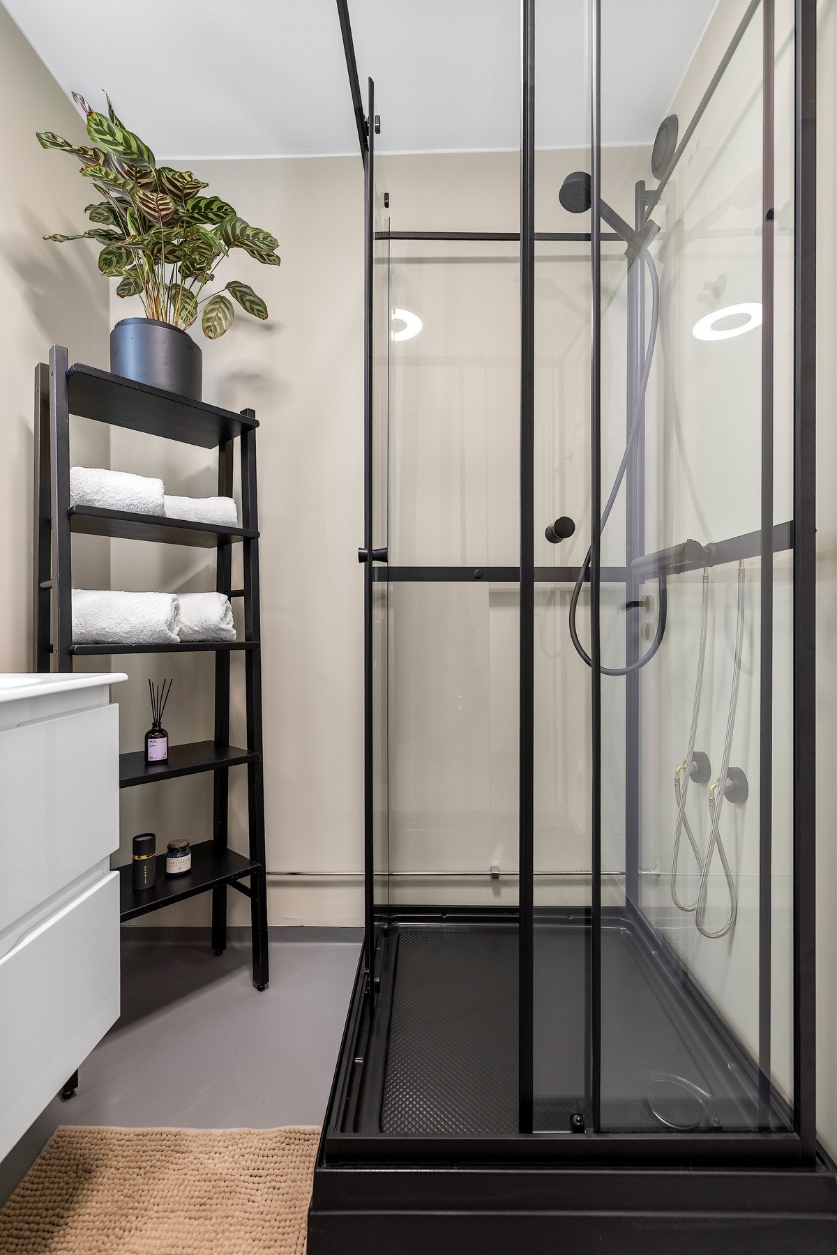 Bader er malt og har nyere innredning/utstyr Galleribilde