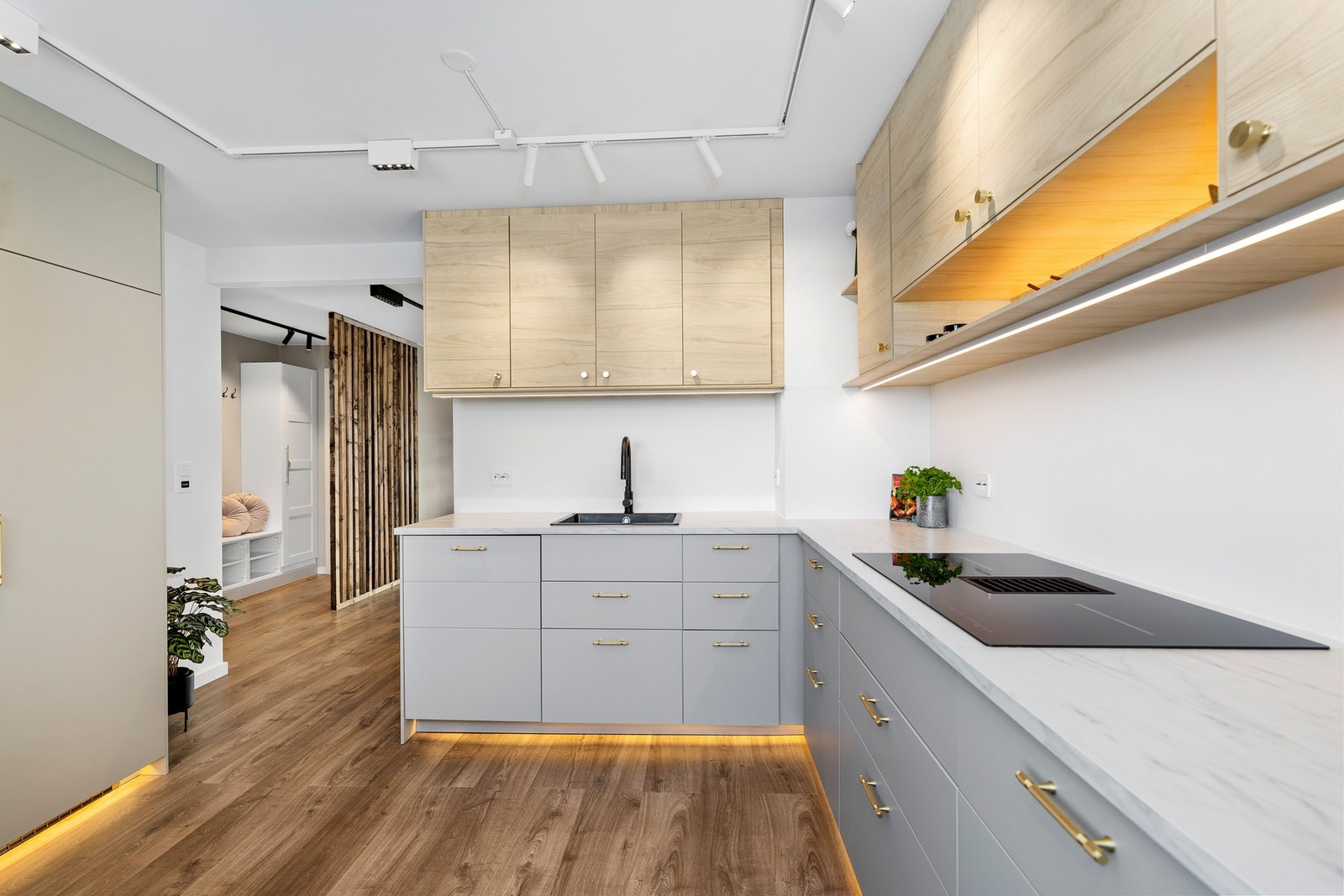 Det er installert belysning under overskap, og lyslister er montert ned mot gulv Galleribilde