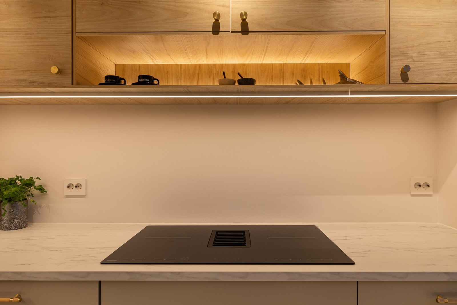 En moderne platetopp har integrert kjøkkenventilator med kullfilter Galleribilde